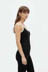 Musculosa de algodón color negro con ribetes blancos en el escote en V y en los tirantes finos.