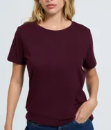 Remera básica de cuello redondo y manga corta, confeccionada en algodón peruano de alta calidad. Presenta un diseño liso y versátil, ideal para uso diario.