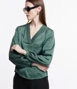 Blusa de manga larga color verde oscuro con acabado satinado y escote en V con solapa ancha.