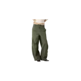 Pantalón cargo de corte amplio y relajado, color verde militar, con bolsillos laterales y detalles de pinzas en las piernas.