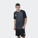 Remera deportiva Umbro modelo Bosse, de color gris claro con rayas verticales sutiles en el frente y mangas cortas. Cuenta con el logo de la marca estampado en el pecho.
