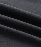 Remera deportiva de manga corta marca Get Over, confeccionada en poliamida con tecnología seamless de tejido texturizado. Presenta cuello redondo y diseño de corte regular con mangas raglán.
