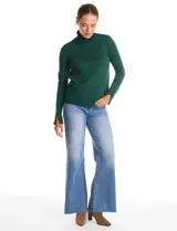 Polera de cuello alto confeccionada en tejido de punto fino, con mangas largas y detalle de tajo en los puños.