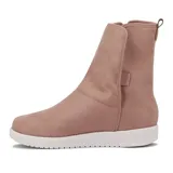 Bota Moleca de caña media, color camel, confeccionada en material sintético con textura similar a la gamuza, suela plana de goma tono sobre tono y detalle de costuras frontales.