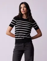 Buzo tejido de hilado fino, marca Philosophy, a rayas horizontales azul marino y blancas, con cuello redondo y mangas cortas.