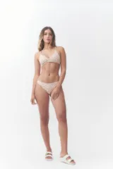 Bikini bottom de tiro medio con estampado tropical en tonos beige y blanco.