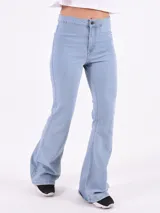 Pantalón jean de corte flare, tiro alto, color celeste claro, con cierre de botón y bolsillos traseros.