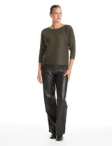 Buzo de silueta relajada confeccionado en tejido acanalado premium con caída fluida. Presenta cuello redondo, mangas tres cuartos estilo japonés y diseño liso.