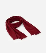 Pañuelo rectangular de color negro, con acabado de mini flecos en los extremos y diseño liso.