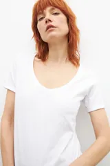 Remera blanca de manga corta con escote redondo amplio.