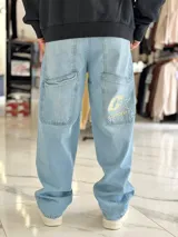 Pantalón de jean baggy color celeste claro, de corte ancho y estilo urbano.