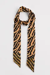 Pashmina angosta con diseño de estampado animal print estilo cebra en tonos tostado y negro, decorada en ambos extremos con bordado de lentejuelas brillantes.