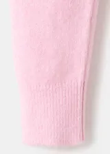Cardigan de punto de corte recto y cuello redondo, con cierre frontal de botones y manga larga.