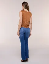 Blusa sin mangas de gamuza sintética color marrón, con escote redondo, corte recto semi holgado y diseño troquelado con motivos florales y geométricos en el borde inferior con terminación festoneada.