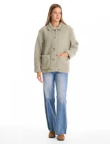 Sobrecamisa de tejido sherpa color verde, con cuello solapa, cierre frontal con botones y bolsillos delanteros aplicados.