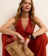 Pantalón pantalona de ribana color negro, con cintura elástica y textura acanalada.