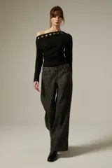 Pantalon de corte recto y tiro medio, confeccionado en algodon con estampado animal print en tonos oscuros.
