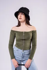 Remera de morley color verde oliva, con diseño off-the-shoulder, manga larga y cierre frontal metálico plateado completo.