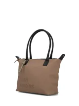 Cartera de hombro tipo tote bag Hush Puppies de ecocuero engomado color marrón, con compartimento principal con cierre, bolsillo interior y trasero con cierre. Cuenta con asas negras, llavero decorativo y logotipo grabado en relieve en la parte frontal.
