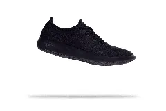 Zapatilla de diseño minimalista confeccionada en lana merino, con cordones al tono y suela de EVA. Presenta un estilo atemporal y versátil, ideal para uso diario.