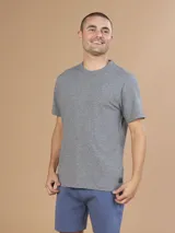 Remera gris de algodón pesado de 260 gramos, suave, resistente y cómoda.