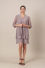 Conjunto de vestido corto con bordado delicado en hilo dorado en el escote y túnica combinada con tul, color lila.