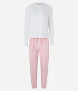 Conjunto de pijama largo de plush, compuesto por una blusa de manga larga y un pantalón con lazo en la cintura y estampado a rayas verticales.