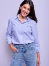 Camisa de vestir entallada a rayas verticales celestes y blancas, de manga larga y cuello clásico.