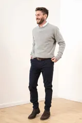 Pantalón chino color verde oliva, de corte recto y tiro medio.