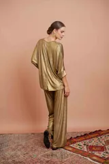 Pantalón palazzo dorado de tiro alto con cintura elástica.