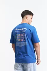 Remera azul con estampado en la espalda que incluye texto y un diseño geométrico con esferas. Corte oversize y mangas cortas.