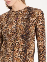 Remera de mangas largas con estampado animal print y cuello redondo.
