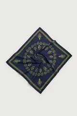 Bandana de algodón azul marino con estampado geométrico y floral en tono amarillo.