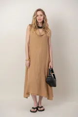 Vestido midi de lino color tostado, con escote buche, sin mangas y corte relajado y fluido.