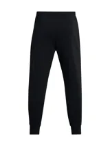 Pantalón de jogging Under Armour de corte ajustado, confeccionado en tejido de doble punto elástico y transpirable. Presenta cintura elástica con cordón interno, bolsillos laterales abiertos y un bolsillo lateral adicional con cierre termosellado. Incluye el logo de la marca sutilmente aplicado en el muslo.