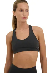 Top deportivo gris oscuro con escote medio redondeado y espalda deportiva con diseño de mariposa.