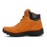 Bota casual West de caña media, color camel, con sistema de acordonado frontal, cuello acolchado en color negro y suela de goma dentada de alto relieve.