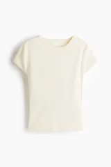 Remera corta color blanco off-white, de punto fino y suave, con diseño entallado, cuello redondo y mangas cortas.