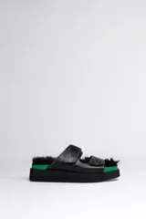 Sandalia negra con tiras ajustables con velcro, plantilla de piel y plataforma de goma eva.