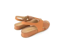 Sandalia color caramelo con tiras cruzadas en el empeine, talón con elástico interno y plantilla de cuero acolchada. Cuenta con una plataforma ligera y un tacón de 3cm.