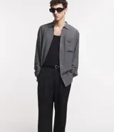 Camisa gris de viscosa con textura, cuello solapa, abotonado delantero y mangas largas.