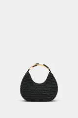 Bolso de mano mini en color negro con cuerpo trenzado y un asa rígida metálica dorada, además de una correa bandolera extraíble.