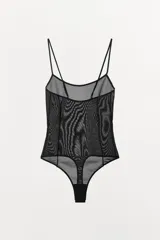 Body de tul negro con transparencias, escote recto y tirantes finos ajustables. Presenta cierre inferior con botones a presión.