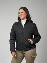 Campera azul marino capitoneada en nylon, manga larga, con entalle elástico en laterales, cierre frontal con cremallera dorada y cuello mao. Bolsillos frontales con tapa y broche. Detalle de presilla desmontable en el contorno de cuello.