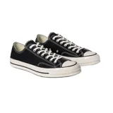 Championes urbanos Converse Chuck 70 Ox, color negro con detalles en blanco.