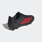 Championes de fútbol Adidas F50 League para terreno firme y multisuperficie. Presentan un diseño en color negro con detalles en rojo y blanco, parte superior Fiberskin con estampado Sprintgrid y suela Sprintplate 360 para mayor tracción y velocidad.