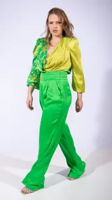 Pantalón palazzo verde manzana de satén, de tiro alto y corte amplio.