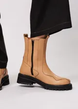 Bota de cuero color camel, estilo Chelsea, con elásticos laterales negros y suela track negra.