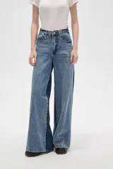 Pantalón de jean con diseño patchwork en dos tonos de azul, de corte ancho y tiro alto.