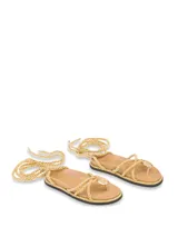 Sandalias chatas negras con tiras de soga y apliques dorados.